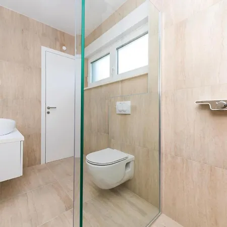 Five-bedroom In Kastel Kambelovac Сasa de vacaciones