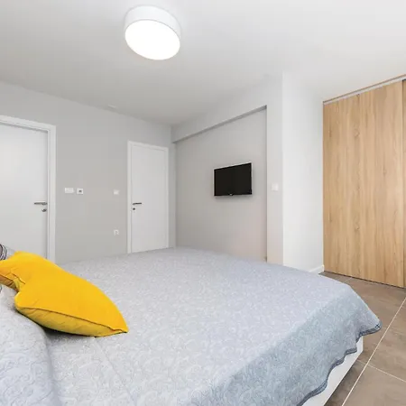 Сasa de vacaciones Five-bedroom In Kastel Kambelovac