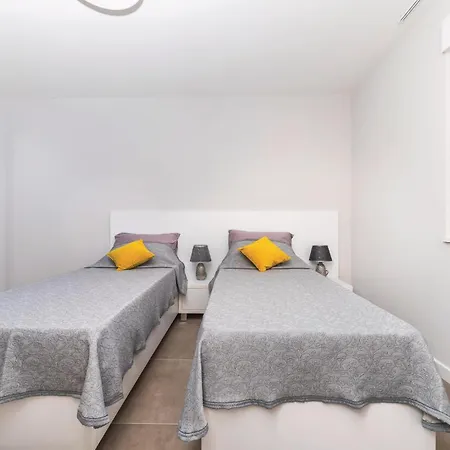 Сasa de vacaciones Five-bedroom In Kastel Kambelovac *