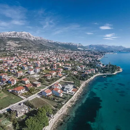 Five-bedroom In Kastel Kambelovac Сasa de vacaciones
