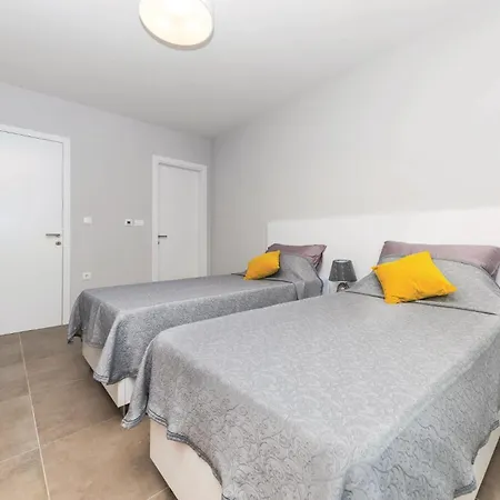 Five-bedroom In Kastel Kambelovac * Kaštela