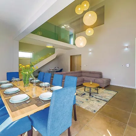 Сasa de vacaciones Five-bedroom In Kastel Kambelovac