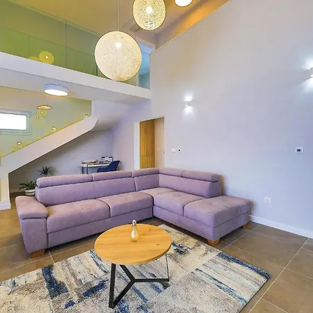 Сasa de vacaciones Five-bedroom In Kastel Kambelovac *
