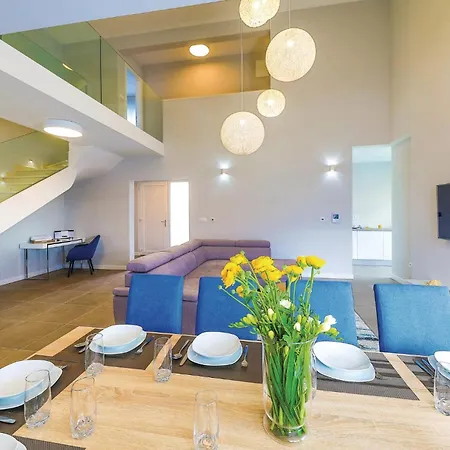 Five-bedroom In Kastel Kambelovac Сasa de vacaciones *