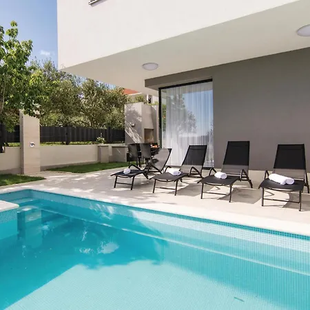 Five-bedroom In Kastel Kambelovac *