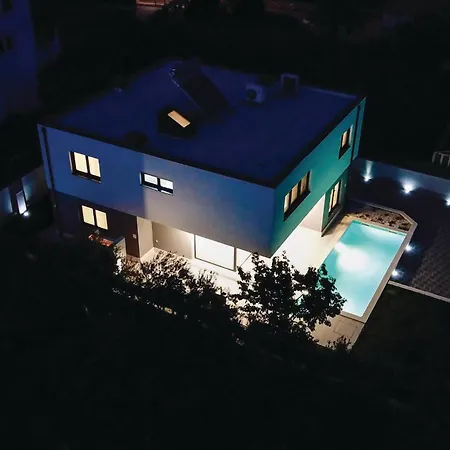 Сasa de vacaciones Five-bedroom In Kastel Kambelovac *