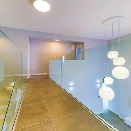 Five-bedroom In Kastel Kambelovac