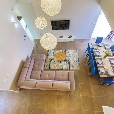 Five-bedroom In Kastel Kambelovac Сasa de vacaciones