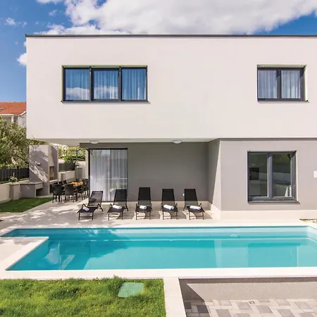 Сasa de vacaciones Five-bedroom In Kastel Kambelovac