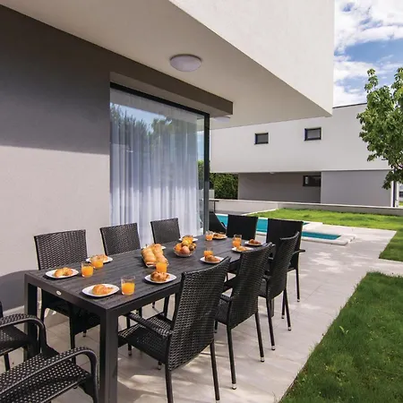 Five-bedroom In Kastel Kambelovac Сasa de vacaciones
