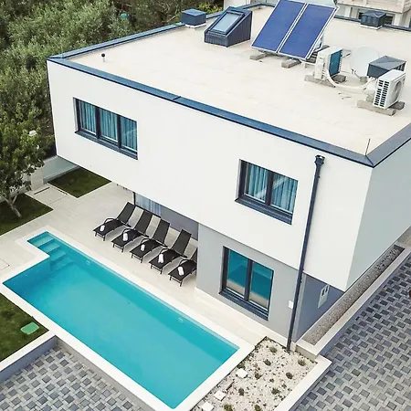 Five-bedroom In Kastel Kambelovac Сasa de vacaciones *