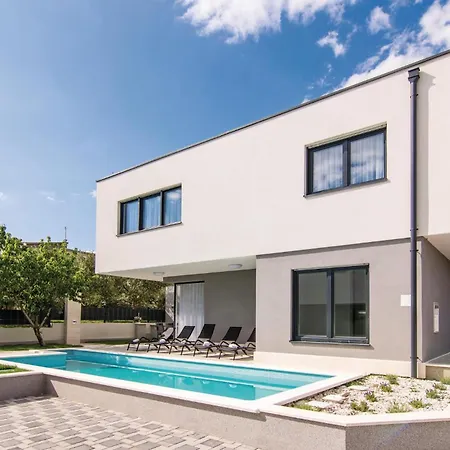 Сasa de vacaciones Five-bedroom In Kastel Kambelovac