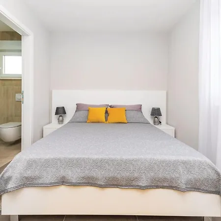 Five-bedroom In Kastel Kambelovac Сasa de vacaciones