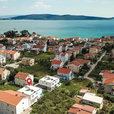 Five-bedroom In Kastel Kambelovac Сasa de vacaciones *