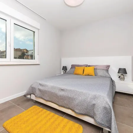 Five-bedroom In Kastel Kambelovac Сasa de vacaciones *