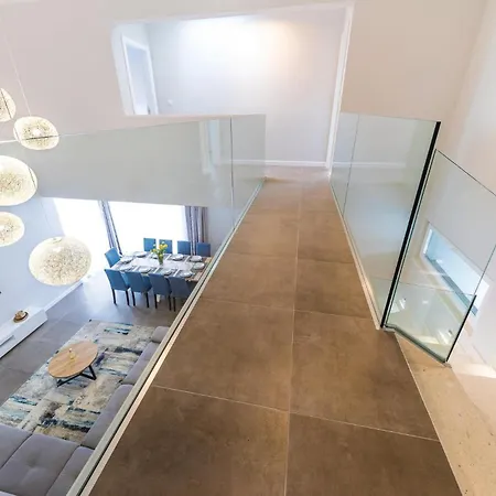 Five-bedroom In Kastel Kambelovac Сasa de vacaciones