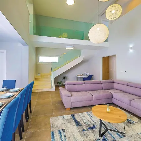 Five-bedroom In Kastel Kambelovac * Kaštela