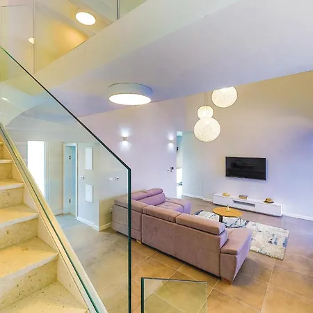 Five-bedroom In Kastel Kambelovac Сasa de vacaciones *