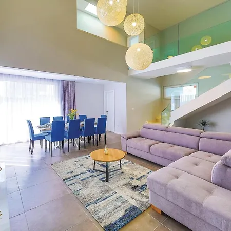 Five-bedroom In Kastel Kambelovac *