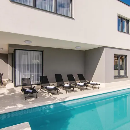Five-bedroom In Kastel Kambelovac *
